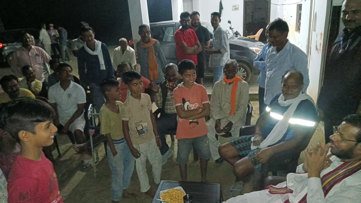 Manojpandeyweb's tweet image. आज अपनी विधानसभा क्षेत्र में जनसंवाद कार्यक्रम के माध्यम से एक दर्जन से अधिक गांवों में जन चौपाल लगाकर अपने परिवार की जनता की समस्याओं को सुना और उनके शीघ्र निराकरण हेतु संबंधित अधिकारियों को निर्देश दिया