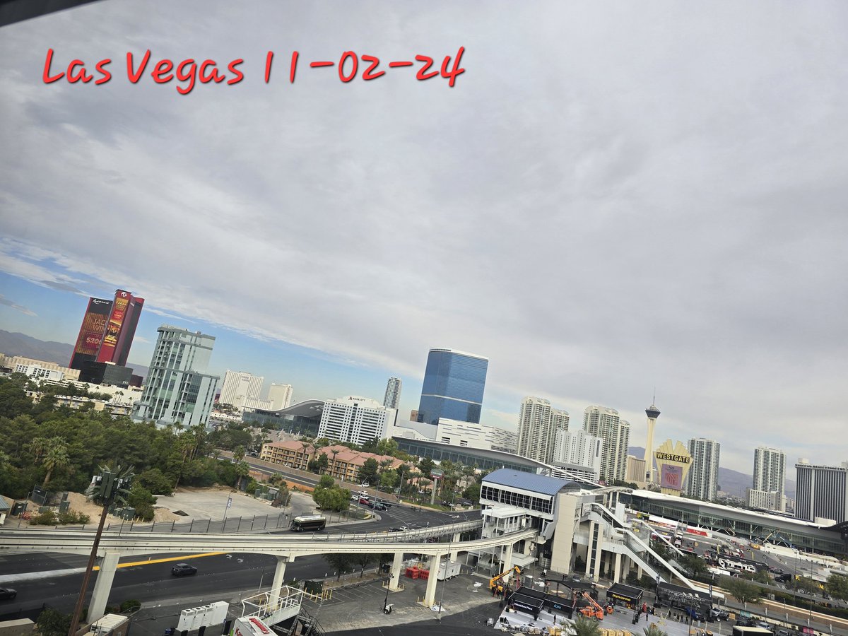 DDelta911's tweet photo. @LegendreKristy @Tboo211 @POTUS @VP @dougmastriano I am HAPPY to report Beautiful #BlueSkies in Las Vegas! Exactly 1 yr ago I was here &amp; saw #WhiteLines in the sky daily- all day. This year its nothing or quickly desolving lines.  A truly remarkable change from last year, its been nothing but blue since 10/29! #ClearSkiesVegas https://t.co/msbCjIWjEY
