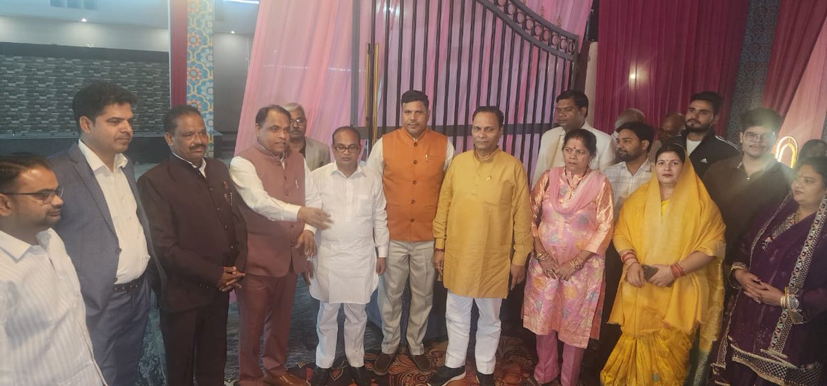 MlcSuresh's tweet image. आज शामली के कस्बा थाना भवन में श्री संजय कश्यप जी की सुपुत्री के शुभ विवाह समारोह में शामिल हुआ।
शानदार आयोजन और परिवार के आत्मीय स्वागत ने मन को प्रसन्न कर दिया।
नवविवाहित जोड़े को जीवन के इस नए सफर के लिए हार्दिक शुभकामनाएँ।।
#Sureshkashyap