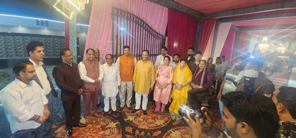 MlcSuresh's tweet image. आज शामली के कस्बा थाना भवन में श्री संजय कश्यप जी की सुपुत्री के शुभ विवाह समारोह में शामिल हुआ।
शानदार आयोजन और परिवार के आत्मीय स्वागत ने मन को प्रसन्न कर दिया।
नवविवाहित जोड़े को जीवन के इस नए सफर के लिए हार्दिक शुभकामनाएँ।।
#Sureshkashyap