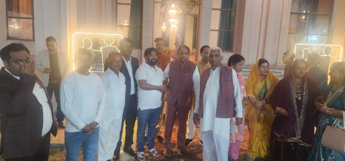 MlcSuresh's tweet image. आज शामली के कस्बा थाना भवन में श्री संजय कश्यप जी की सुपुत्री के शुभ विवाह समारोह में शामिल हुआ।
शानदार आयोजन और परिवार के आत्मीय स्वागत ने मन को प्रसन्न कर दिया।
नवविवाहित जोड़े को जीवन के इस नए सफर के लिए हार्दिक शुभकामनाएँ।।
#Sureshkashyap