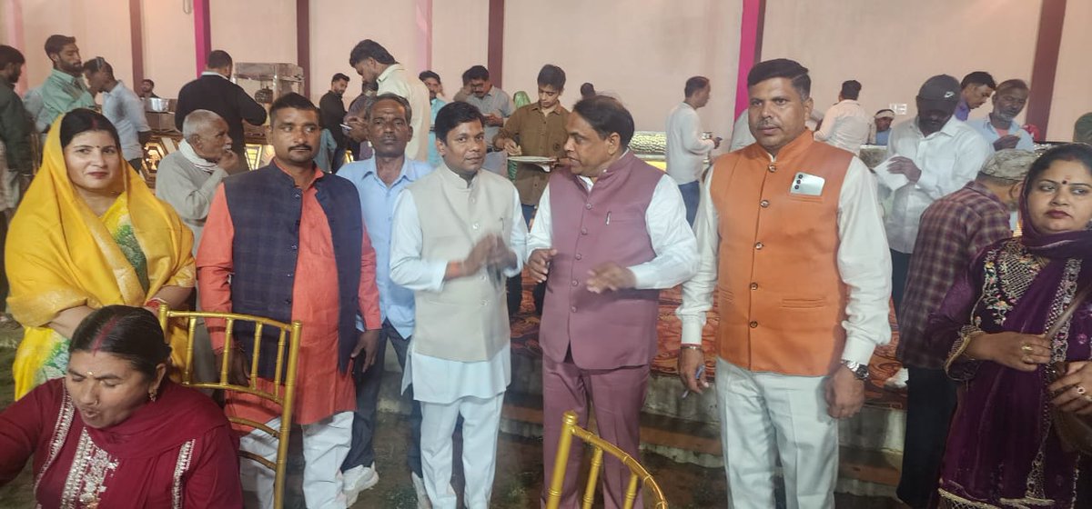 MlcSuresh's tweet image. आज शामली के कस्बा थाना भवन में श्री संजय कश्यप जी की सुपुत्री के शुभ विवाह समारोह में शामिल हुआ।
शानदार आयोजन और परिवार के आत्मीय स्वागत ने मन को प्रसन्न कर दिया।
नवविवाहित जोड़े को जीवन के इस नए सफर के लिए हार्दिक शुभकामनाएँ।।
#Sureshkashyap