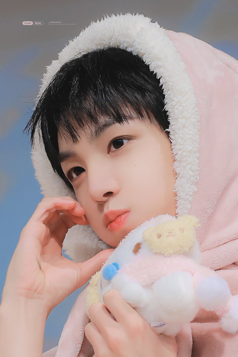 hyperreal tweet media