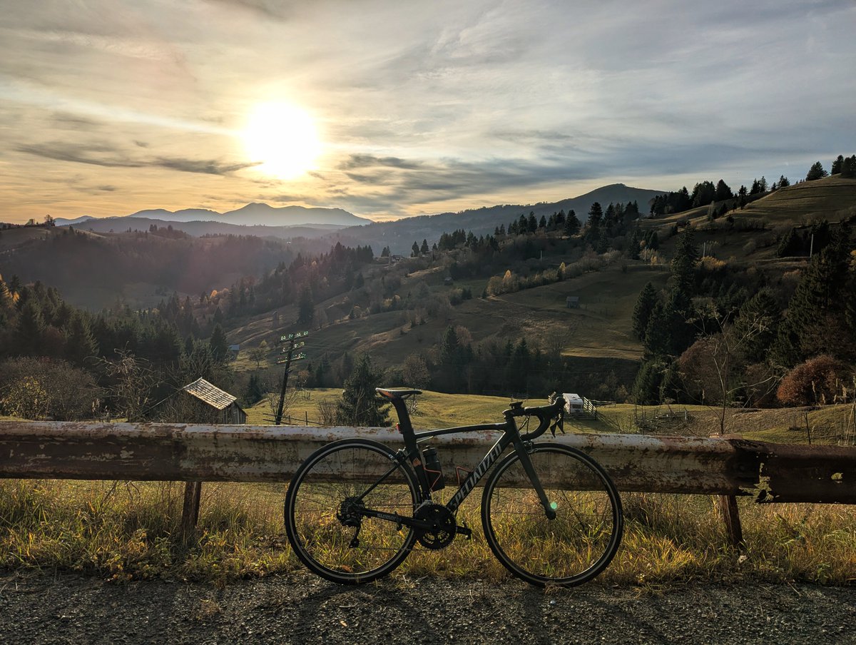 faustocoppi60's tweet photo. What a perfect day of autumn today was, 18°C...not that many cars, just perfect. I hope you had a good one too but I don't think you can beat my view from the top of the climb. 😍🇷🇴
#Romania #Setref https://t.co/rbwUSt51eZ