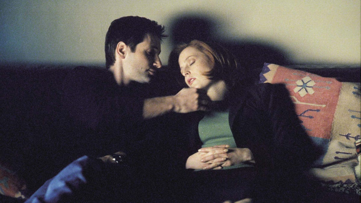 Dani_Auso's tweet photo. "I love that she falls asleep with her head on his shoulder, and he keeps rambling, and there's so much care in the way that Mulder looks at Scully... I wanted this two-shot of them and... you're not quite sure if he's leaving or moving her to the bed or what the situation is." https://t.co/5EHNk6tGmE