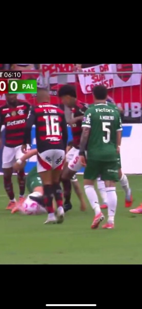 Oledobrasil's tweet photo. Mesmo estádio. Mesmo time.

- No lance em que o jogador pegou na bola primeiro, o árbitro deu vermelho.
- No lance em que o jogador pisou só no adversário, o árbitro deu apenas amarelo 

Um dos principais problemas da arbitragem brasileira é a falta de critério. 

Inacreditável. https://t.co/iQ3kM9ZlyQ