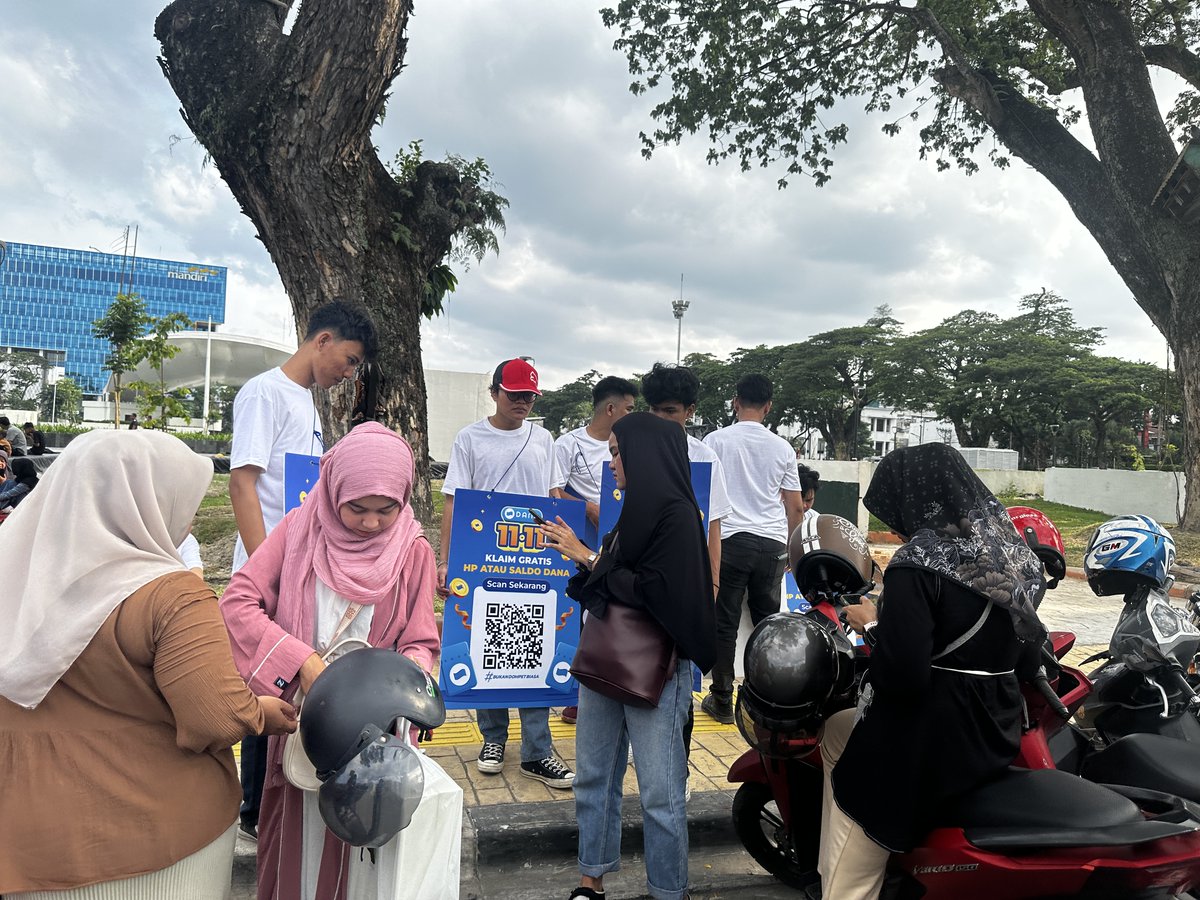 FioRatih's tweet photo. Kata gua mah lu semua yg ga ke tugu jogja nyesel deh, ini dana lagi sedekahan apa gmn ya ga ngerti wkwkwkwk konsepnya lucu bgt sumpah trs secara cuma scan bs dpt saldo dana kaget gratis https://t.co/WJJUDU4tws