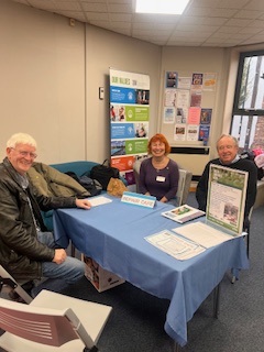 lincslibraries's tweet image. #LouthLibrary welcomed The Louth Repair Cafe and Louth Men&apos;s Shed for #GreenLibrariesWeek 

Martin of the Men&apos;s Shed  is pictured telling  Liz all about the fabulous things they make.