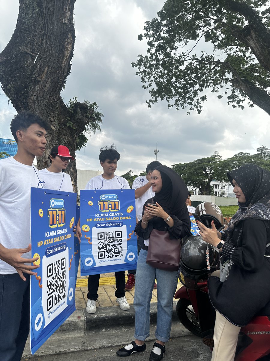 ParameswaraIs's tweet photo. Alhamduliilah dpt saldo dana cuma modal scan qr baju mba dana di tugu jogja. gatau ini acara apa ya kok dana baik amat, coba scan juga deh, kali aja masih ada, lumayan tau bisa dapet saldo dana gratis https://t.co/j17pDO8Hh6