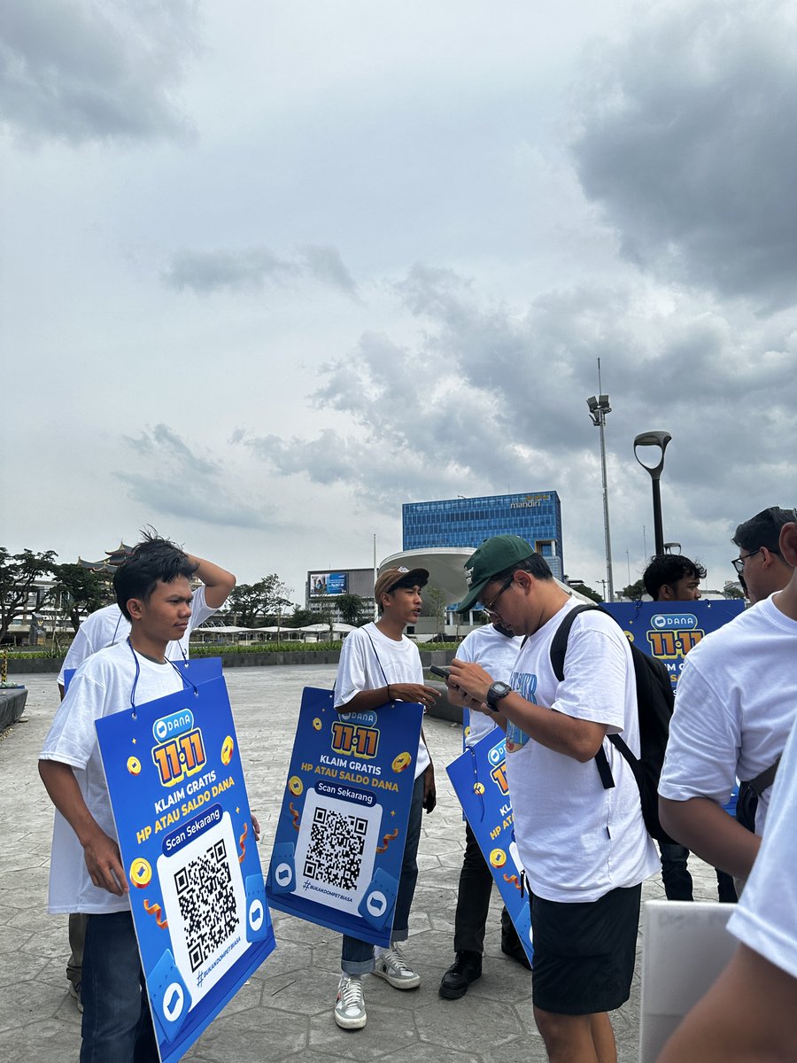 Ara_Susanto's tweet photo. Gesss, ini tadi byk mbak2 sama mas2 pake baju yg ada qrnya di tugu jogja, lah kok isinya saldo dana, cusss ges ikutan scan, kali aja masih aktif https://t.co/xZwrRaHiLK