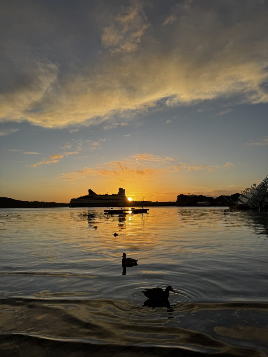 bektejan's tweet image. When #Oslo decides to show off during golden hour… no filter needed! ☀️🌅#ScandinavianVibes