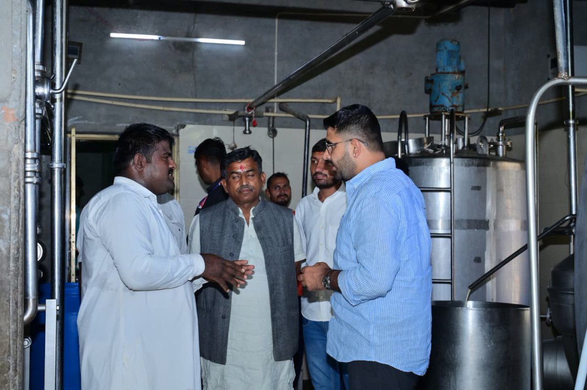 RavindraBhati__'s tweet image. рдЖрдЬ рд╕рдВрд╕рджреАрдп рдХреНрд╖реЗрддреНрд░ рдХреЗ рд░рд╛рдгрд╛рд╕рд░ рдХрд▓рд╛ (рдзреЛрд░рд┐рдордиреНрдирд╛) рд╕реНрдерд┐рдд рд╢реНрд░реА рдХреГрд╖реНрдгрд╛ рдбреЗрдпрд░реА рдХреЗ рдореИрдиреНрдпреБрдлреИрдХреНрдЪрд░рд┐рдВрдЧ рдкреНрд▓рд╛рдВрдЯ рдХрд╛ рджреМрд░рд╛ рдХрд┐рдпрд╛ рдФрд░ рд╡рд╣рд╛рдБ рдирд┐рд░реНрдорд┐рдд тАЬрдЧреМрдЧрд╡реНрдпрдотАЭ рдмреНрд░рд╛рдВрдб рдХреА рджреБрдЧреНрдз рдЙрддреНрдкрд╛рджреЛрдВ рдХреА рдирд┐рд░реНрдорд╛рдг рдкреНрд░рдХреНрд░рд┐рдпрд╛ рдХреЛ рджреЗрдЦрд╛ред
рдпрд╣рд╛рдБ рдерд╛рд░рдкрд╛рд░рдХрд░ рдирд╕реНрд▓ рдХреА рднрд╛рд░рддреАрдп рджреЗрд╢реА рдЧрд╛рдпреЛрдВ рдХреЗ 100% рд╢реБрджреНрдз рджреВрдз рд╕реЗ рдкрд░рдВрдкрд░рд╛рдЧрдд рд╡рд┐рдзрд┐ рджреНрд╡рд╛рд░рд╛ рдЙрдЪреНрдЪтАж