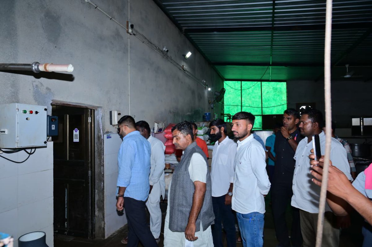 RavindraBhati__'s tweet image. рдЖрдЬ рд╕рдВрд╕рджреАрдп рдХреНрд╖реЗрддреНрд░ рдХреЗ рд░рд╛рдгрд╛рд╕рд░ рдХрд▓рд╛ (рдзреЛрд░рд┐рдордиреНрдирд╛) рд╕реНрдерд┐рдд рд╢реНрд░реА рдХреГрд╖реНрдгрд╛ рдбреЗрдпрд░реА рдХреЗ рдореИрдиреНрдпреБрдлреИрдХреНрдЪрд░рд┐рдВрдЧ рдкреНрд▓рд╛рдВрдЯ рдХрд╛ рджреМрд░рд╛ рдХрд┐рдпрд╛ рдФрд░ рд╡рд╣рд╛рдБ рдирд┐рд░реНрдорд┐рдд тАЬрдЧреМрдЧрд╡реНрдпрдотАЭ рдмреНрд░рд╛рдВрдб рдХреА рджреБрдЧреНрдз рдЙрддреНрдкрд╛рджреЛрдВ рдХреА рдирд┐рд░реНрдорд╛рдг рдкреНрд░рдХреНрд░рд┐рдпрд╛ рдХреЛ рджреЗрдЦрд╛ред
рдпрд╣рд╛рдБ рдерд╛рд░рдкрд╛рд░рдХрд░ рдирд╕реНрд▓ рдХреА рднрд╛рд░рддреАрдп рджреЗрд╢реА рдЧрд╛рдпреЛрдВ рдХреЗ 100% рд╢реБрджреНрдз рджреВрдз рд╕реЗ рдкрд░рдВрдкрд░рд╛рдЧрдд рд╡рд┐рдзрд┐ рджреНрд╡рд╛рд░рд╛ рдЙрдЪреНрдЪтАж