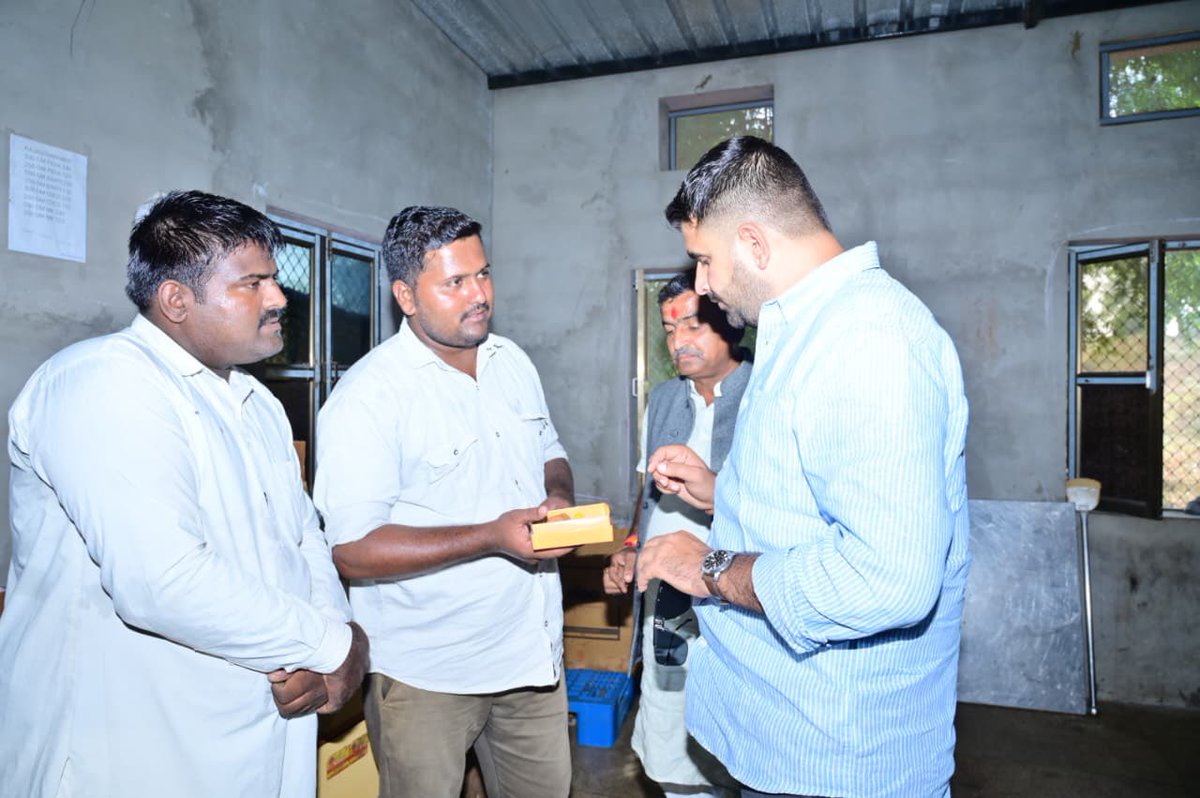 RavindraBhati__'s tweet image. рдЖрдЬ рд╕рдВрд╕рджреАрдп рдХреНрд╖реЗрддреНрд░ рдХреЗ рд░рд╛рдгрд╛рд╕рд░ рдХрд▓рд╛ (рдзреЛрд░рд┐рдордиреНрдирд╛) рд╕реНрдерд┐рдд рд╢реНрд░реА рдХреГрд╖реНрдгрд╛ рдбреЗрдпрд░реА рдХреЗ рдореИрдиреНрдпреБрдлреИрдХреНрдЪрд░рд┐рдВрдЧ рдкреНрд▓рд╛рдВрдЯ рдХрд╛ рджреМрд░рд╛ рдХрд┐рдпрд╛ рдФрд░ рд╡рд╣рд╛рдБ рдирд┐рд░реНрдорд┐рдд тАЬрдЧреМрдЧрд╡реНрдпрдотАЭ рдмреНрд░рд╛рдВрдб рдХреА рджреБрдЧреНрдз рдЙрддреНрдкрд╛рджреЛрдВ рдХреА рдирд┐рд░реНрдорд╛рдг рдкреНрд░рдХреНрд░рд┐рдпрд╛ рдХреЛ рджреЗрдЦрд╛ред
рдпрд╣рд╛рдБ рдерд╛рд░рдкрд╛рд░рдХрд░ рдирд╕реНрд▓ рдХреА рднрд╛рд░рддреАрдп рджреЗрд╢реА рдЧрд╛рдпреЛрдВ рдХреЗ 100% рд╢реБрджреНрдз рджреВрдз рд╕реЗ рдкрд░рдВрдкрд░рд╛рдЧрдд рд╡рд┐рдзрд┐ рджреНрд╡рд╛рд░рд╛ рдЙрдЪреНрдЪтАж