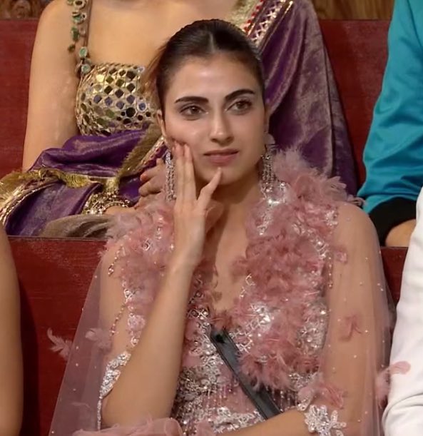 abey kaluwe mind you she’s 5 times winner nationalist in taekwondo,and no one said anything about slapping,don’t even think of touching her w that filthy dirty hands.
[ #farrhanabhatt ; #bahana ; #bigboss19 ]