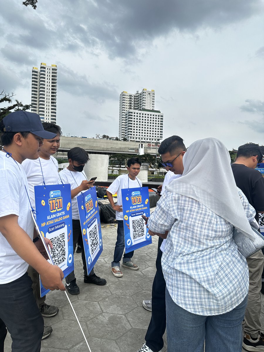 setiadewi055's tweet photo. Kmrn diinfo ama tmn gw kalo di sekitaran tugu jogja, ada tmn Dana bagi2 saldo dana kaget. Gw kira dia boong nyet wkwkwk taunya bener lagi. nih cobain scan, kali aja masih ada https://t.co/tGmbtKoEtm