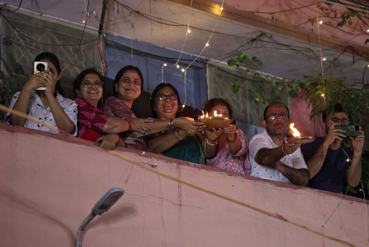 NaMoInTamil_'s tweet image. எனவே, எங்கள் NDA கூட்டணிக்கு மீண்டும் பாட்னா மக்களின் ஆசீர்வாதங்களை நான் வேண்டிக்கொள்கிறேன். வரும் காலங்களில் பாட்னா அனைத்துத் துறைகளிலும் சிறந்த வளர்ச்சிக்கு ஒரு எடுத்துக்காட்டாகத் திகழும் என்பது இந்த மோடியின் உத்தரவாதம்.

#ModiNitishForBihar Patna #BiharElection2025