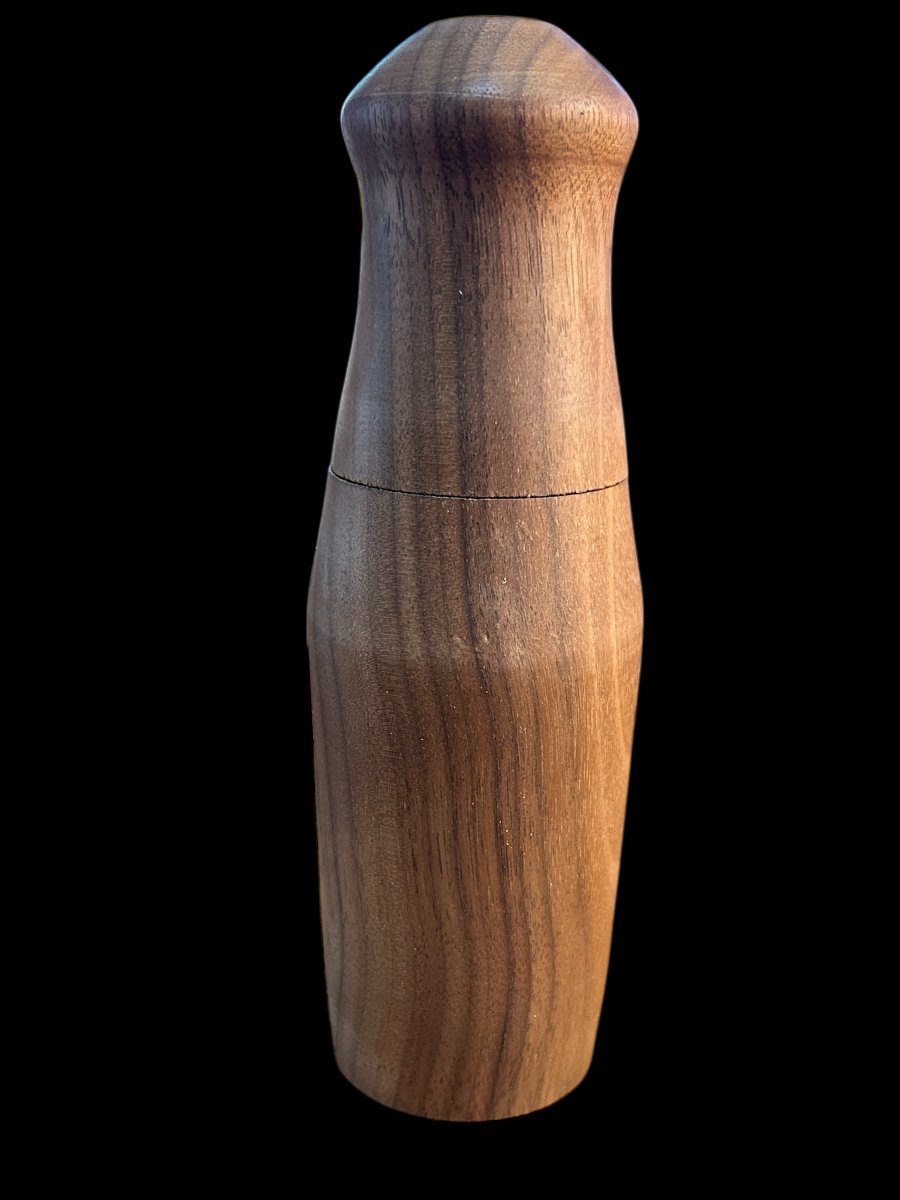 Hab mich heute mal wieder an die Drechselbank gestellt. 
Eine kleine Gewürzmühle (18cm hoch) aus Walnuss ist dabei rausgekommen. 
Das macht schon wirklich enorm viel Spaß und so langsam kommt die Routine ...