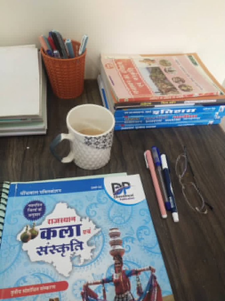 किराए के कमरे में, कुछ भी स्थायी नहीं होता। न बर्तन, न लोग, न रिश्ते।
सिर्फ़ एक चीज़ टिकती है- संघर्ष।