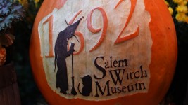 HikariGroupe's tweet image. Ce dimanche, dans #66minutes, 2 reportages à ne pas manquer !
Venez avec nous à Salem , le paradis des fans d&apos;Halloween qui attire des visiteurs apeurés du monde entier !
Découvrez aussi  le silure, poisson d&apos;eau douce aussi méconnu qu&apos;effrayant, baptisé l&apos;ogre de nos rivières.