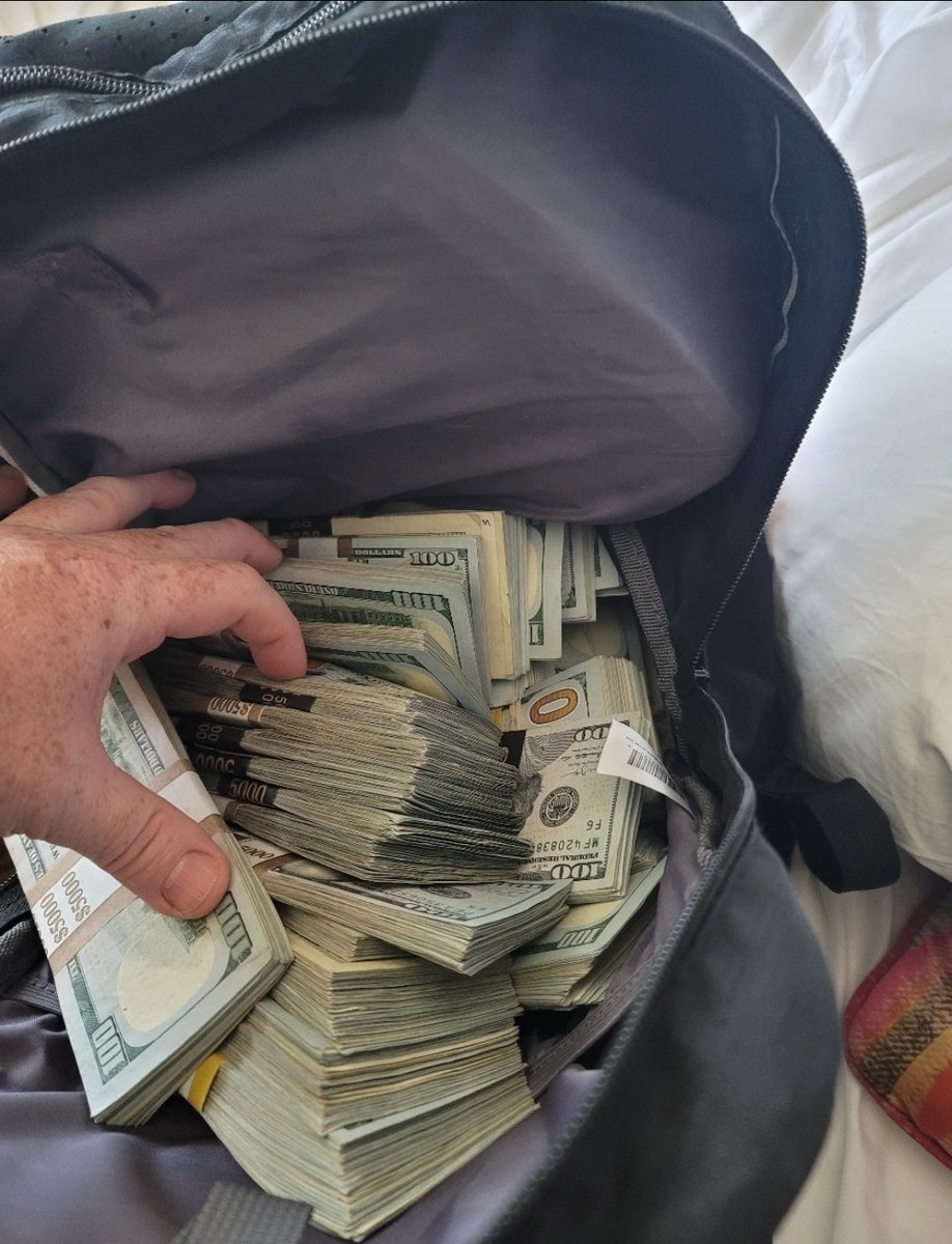 MatrixPrime_'s tweet image. HOW I pack to go to LAS VEGAS