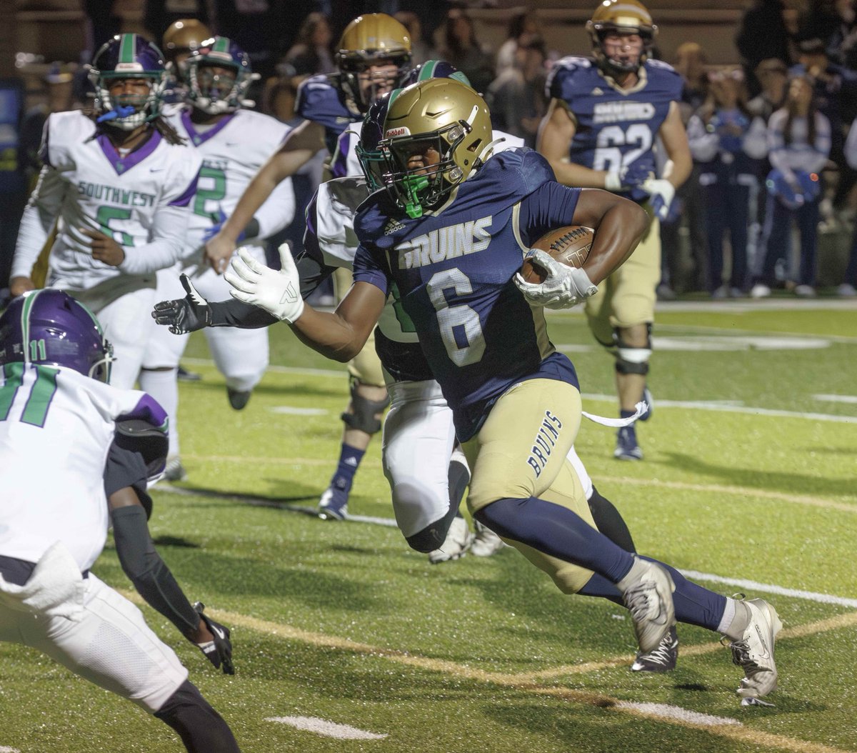 2027 RB Ja’Vion Walker (Pulaski Academy) ran for 134 yards on 16 carries with 1 TD and had 8 catches for 99 yards and another TD in win over LRSW. Photo cred: MikeHarleyMedia