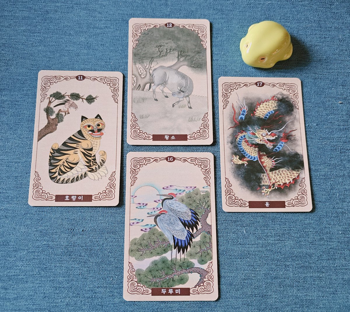 HY_Tarot's tweet photo. ☄️<청해연 운세뽑기>

☯️2025년 11월 보급형 점사☯️
(짧고 간결! 매우 뚝딱쾅)

'뽑기'이므로 잘못 뽑았다면 뽑은 사람의 '손'탓이겠죠ㅇ_<)?!
(손실/이익/간절함과 연관이 없으므로 관운을 사용하지 않습니다. 걱정 말고 참고용으로 보세요.)

*복채는 RT로 받습니다.*

1. 동쪽(용) https://t.co/qcOqJENtyJ
2. 서쪽(호랑이) https://t.co/y02EJojwe9
3. 남쪽(두루미) https://t.co/4o4cepGoW3
4. 북쪽(황소) https://t.co/o3yHnjhPgl