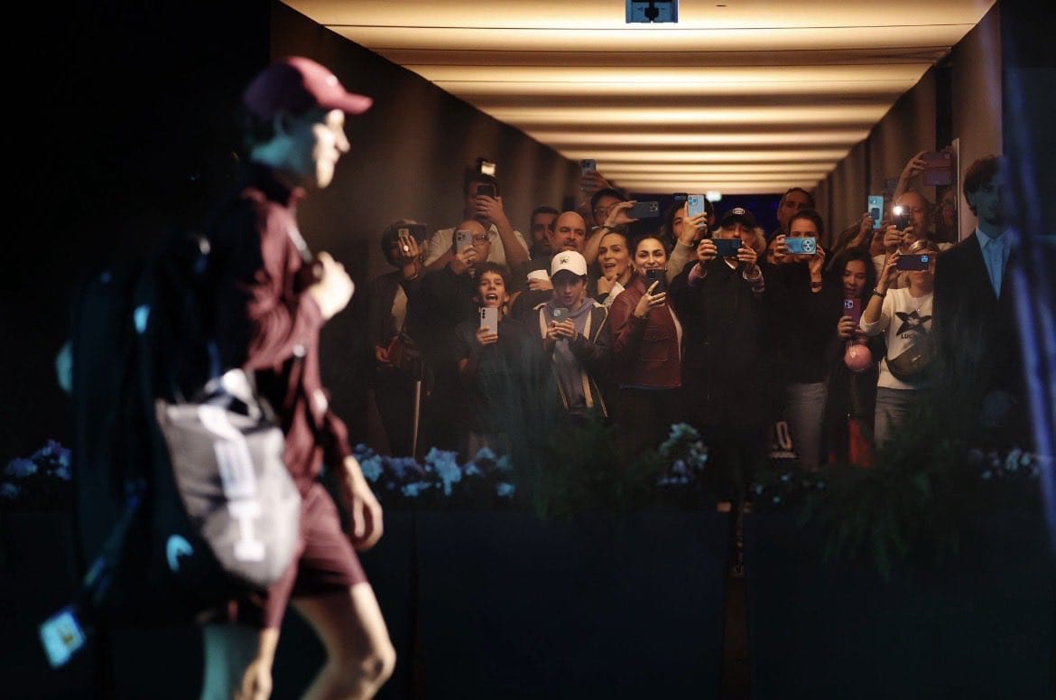 🏆Jannik Sinner, Felix Auger-Aliassime'yi 2 sette geçti ve Paris Master şampiyonluğuna ulaştı.

🎾6-4, 7-6

⏫Sinner, yeniden dünyanın 1 numarası oldu.