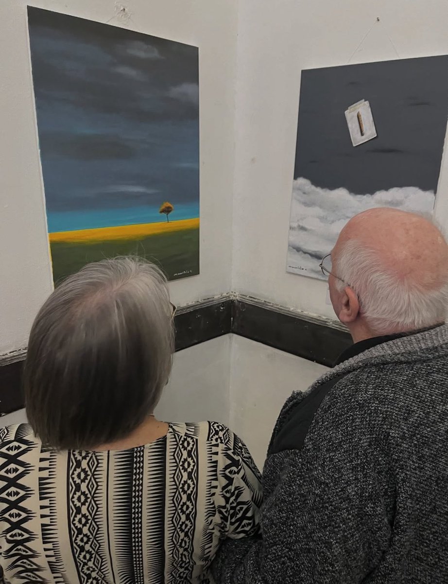 Desde lejos no se ve, pero en esa imagen hay más de 150 años de historia. Dos vidas. Y hay también un vínculo de casi 60 años - que nació en las calles de Malvín -, un largo matrimonio y una familia única. Desde lejos no se ve, pero ahí están, parados frente a unos cuadros de su
