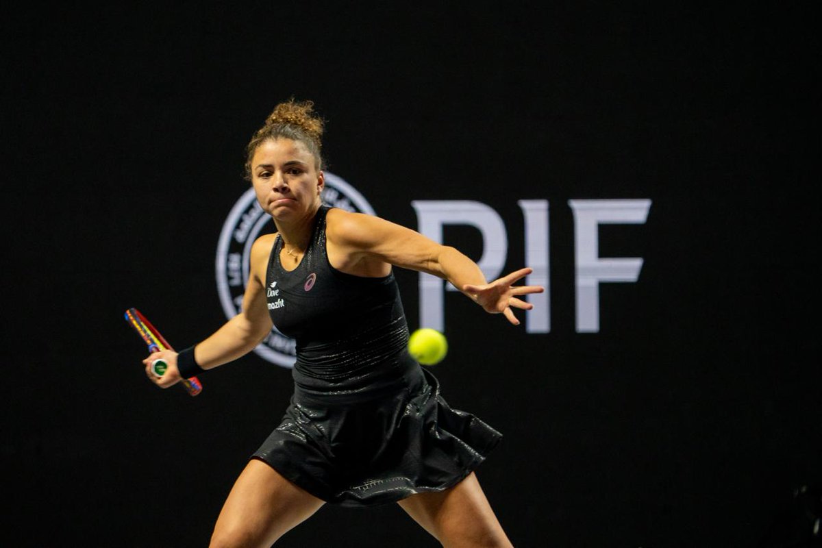 ArabNewsSport's tweet photo. #PHOTOS: @SabalenkaA kicked off her quest for a maiden @WTAFinalsRiyadh title by blasting 11 aces on her way to a 6-3, 6-1 victory over @JasminePaolini in Riyadh on Sunday https://t.co/nU9oNYdicz https://t.co/F2foEongmj