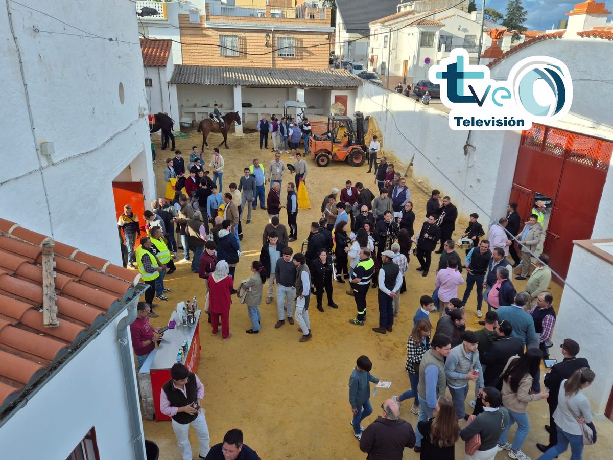 Patio de caballos de la plaza de toros de Navas de San Juan, momentos previos a la novillada.

🐂Apolinar Soriano, <a href="/ElAnadio_SC/">El Añadio</a>, Alvalle y Martín Carrasco.

👉 Sergio Valderrama, Nicasio Carbonell, Joaquín Pellón, Jesús Cobo, "El Ñoño", Manuel Garrido, Pablo Galván y  Javier Caro