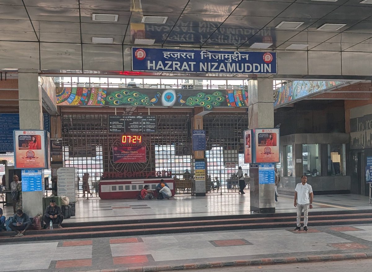 daldred007's tweet photo. 007 is out and about in India
@GreatRail #firsttimeinindia
Taking the Gattiman Express from Delhi to Aggra to see the red sandstone Agra Fort & then to the Taj Mahal - a pinnacle of Mughal architecture & a beautiful building in the afternoon light.
#tajmahal #aggrafort #India https://t.co/dw48V6abGz