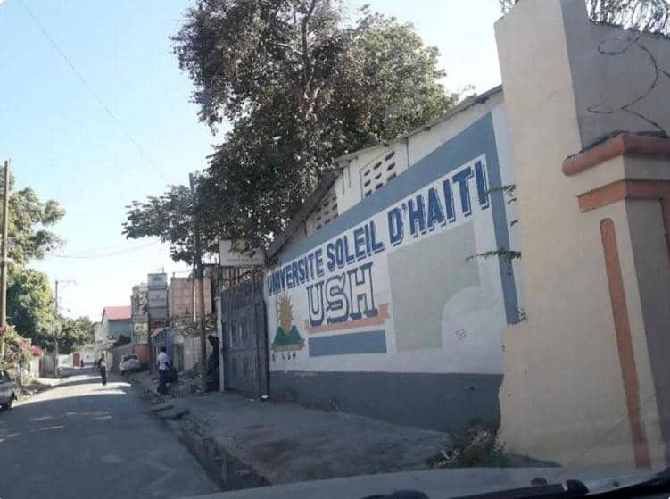 Gang ame nan Pòtoprens ki kontinye ap simen latwoublay mete dife nan Inivèsite 'Soleil d'Haïti' (USH), samdi 1e novanm 2025 la nan Ri O ki nan Tijo. Se fondatè inivèsite a, ansyen senatè Jean Renel Senatus <a href="/jeanRenelSenatu/">Jean Renel SÉNATUS</a> ki konfime enfòmasyon an.
