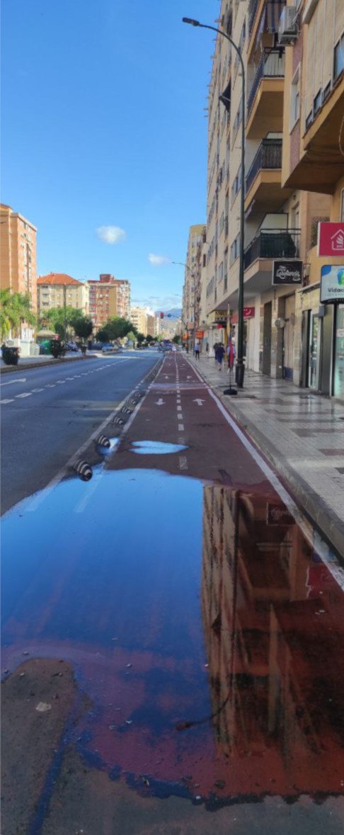 Nuevo tramo del carril bici en Avda. de Velázquez recién inaugurado… y ya listo para la inauguración de los charcos. 💦 #Movilidad #Málaga