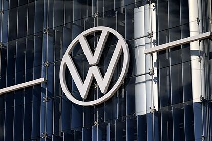precioobjetivo's tweet photo. #VOW3 #VOLKSWAGEN 🚘

Resultados 3T 2025 Vs 3T 2024:

Ingresos: 80,31 vs 78,48 (+2,33%) ✅
Rdo explotación: (-1,3) vs 2,83 (-145,94%) ❌
Bº neto: (-0,48) vs 1,19 (-140,34%) ❌

Volkwagen ingresa más pero pierde dinero.

Más info ▶️ https://t.co/oAg87ruFHz https://t.co/Xf5TXhoFV9