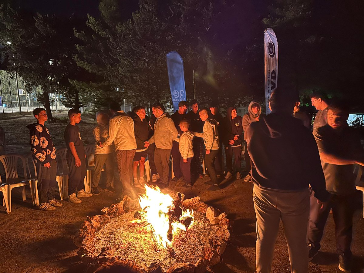 🏕️ Vizyon Kampı’nın son gününde, kardeşlik, azim ve inanç dolu bir yolculuğu tamamladık.

Kampımızın son akşamında Ada Başkanımız İbrahim Etem Ağırkaya, Gençlik Komisyonumuza ziyarette bulundu. 

Teşekkürler SEVKAD gençliği… 🔥