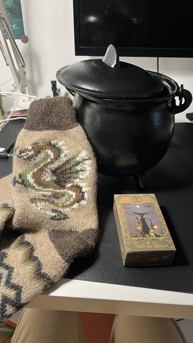 Приехали с отпуска, муж выдал подарки на прошедший день рождения: шерстяные носки с вивернами, Таро по Over the Garden Wall и ВЕДЬМИН ЧУГУННЫЙ КОТЕЛ