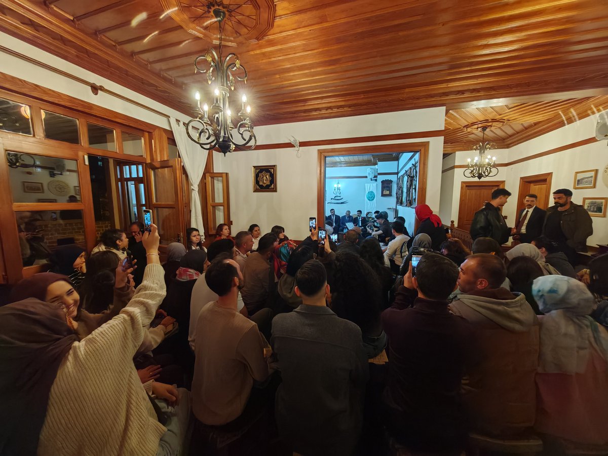 1 Kasım akşamı, Osmaniye Vakfı’nda tarifsiz bir atmosfer vardı.

Salon doldu taştı…
Ezgiler yürekten söylendi, alkışlar hiç susmadı.

Kıymetli sanatçımız Ali Kınık, güçlü sesi, sahnedeki enerjisiyle ve samimi performansıyla herkesi bir kez daha kendine hayran bıraktı.

Bazen