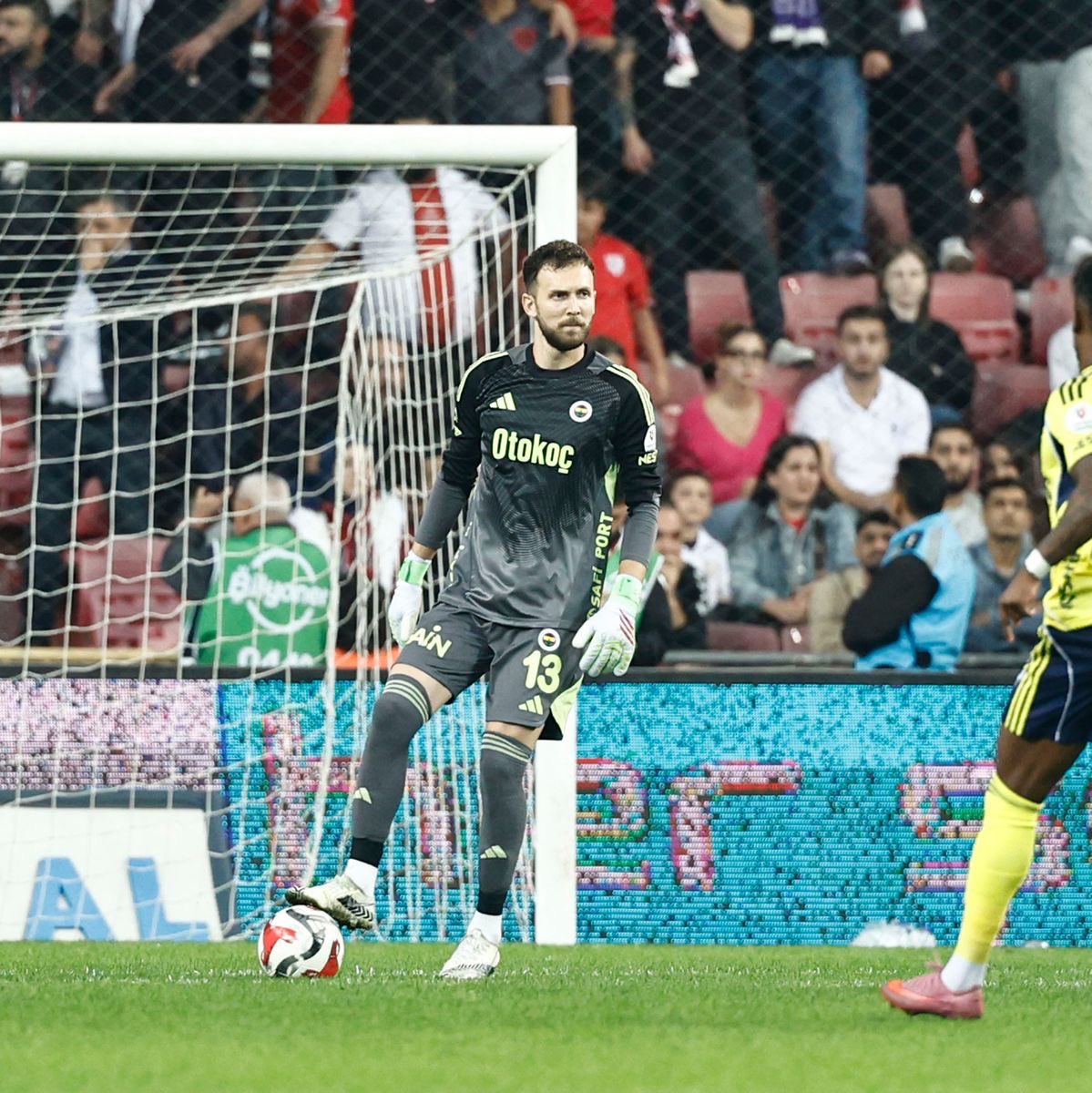 fenerlogy's tweet photo. Tarık Çetin: "Hocamızın direktifleriyle çok iyi hazırlandık. Burada galip gelip taraftarımızı ve camiamızı mutlu etmek istiyoruz.
#BJKvFB #fenerinmaçıvar https://t.co/cZpamyKf2T