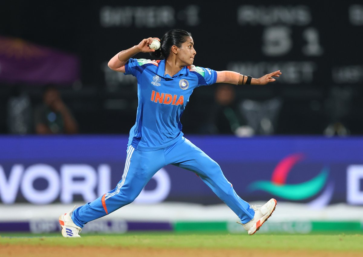 BCCIWomen's tweet image. 𝘽𝙪𝙡𝙡𝙨𝙚𝙮𝙚 🎯

Amanjot Kaur with a stunning direct hit ⚡️

#TeamIndia have their first wicket ☝️ 

Updates ▶ bit.ly/INDWvSAW-FINAL…

#WomenInBlue | #CWC25 | #INDvSA | #Final