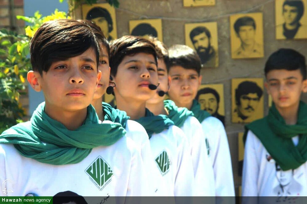 نوجوان انقلابی، وارث خون شهیدان است؛ رسالتش ادامه راه آنان تا ظهور خورشید ولایت است. آرزویش نه شهرت است و نه سود دنیا، بلکه آمادگی برای یاری ولیّ زمان، امام مهدی (عج) است.
#نسل_فاتح
#مدرسه_بسیج