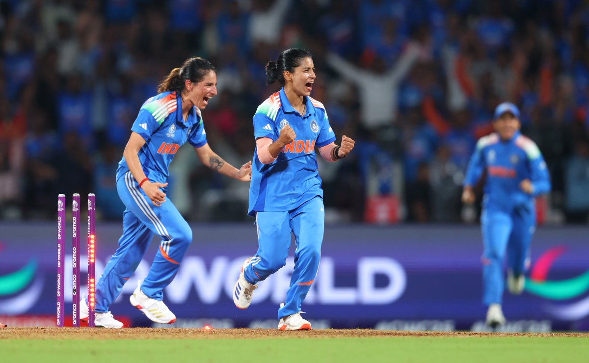 BCCIWomen's tweet image. 𝘽𝙪𝙡𝙡𝙨𝙚𝙮𝙚 🎯

Amanjot Kaur with a stunning direct hit ⚡️

#TeamIndia have their first wicket ☝️ 

Updates ▶ bit.ly/INDWvSAW-FINAL…

#WomenInBlue | #CWC25 | #INDvSA | #Final