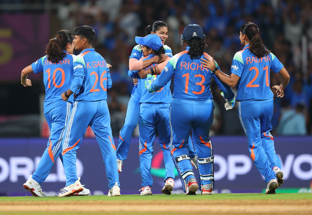 BCCIWomen's tweet image. 𝘽𝙪𝙡𝙡𝙨𝙚𝙮𝙚 🎯

Amanjot Kaur with a stunning direct hit ⚡️

#TeamIndia have their first wicket ☝️ 

Updates ▶ bit.ly/INDWvSAW-FINAL…

#WomenInBlue | #CWC25 | #INDvSA | #Final