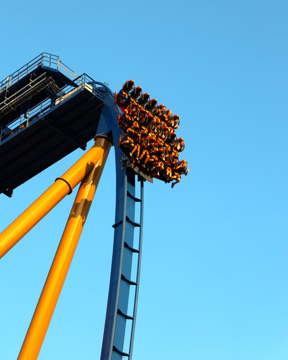 DIVE into the last day of thrills this season! 🎢 #SixFlagsGreatAmerica