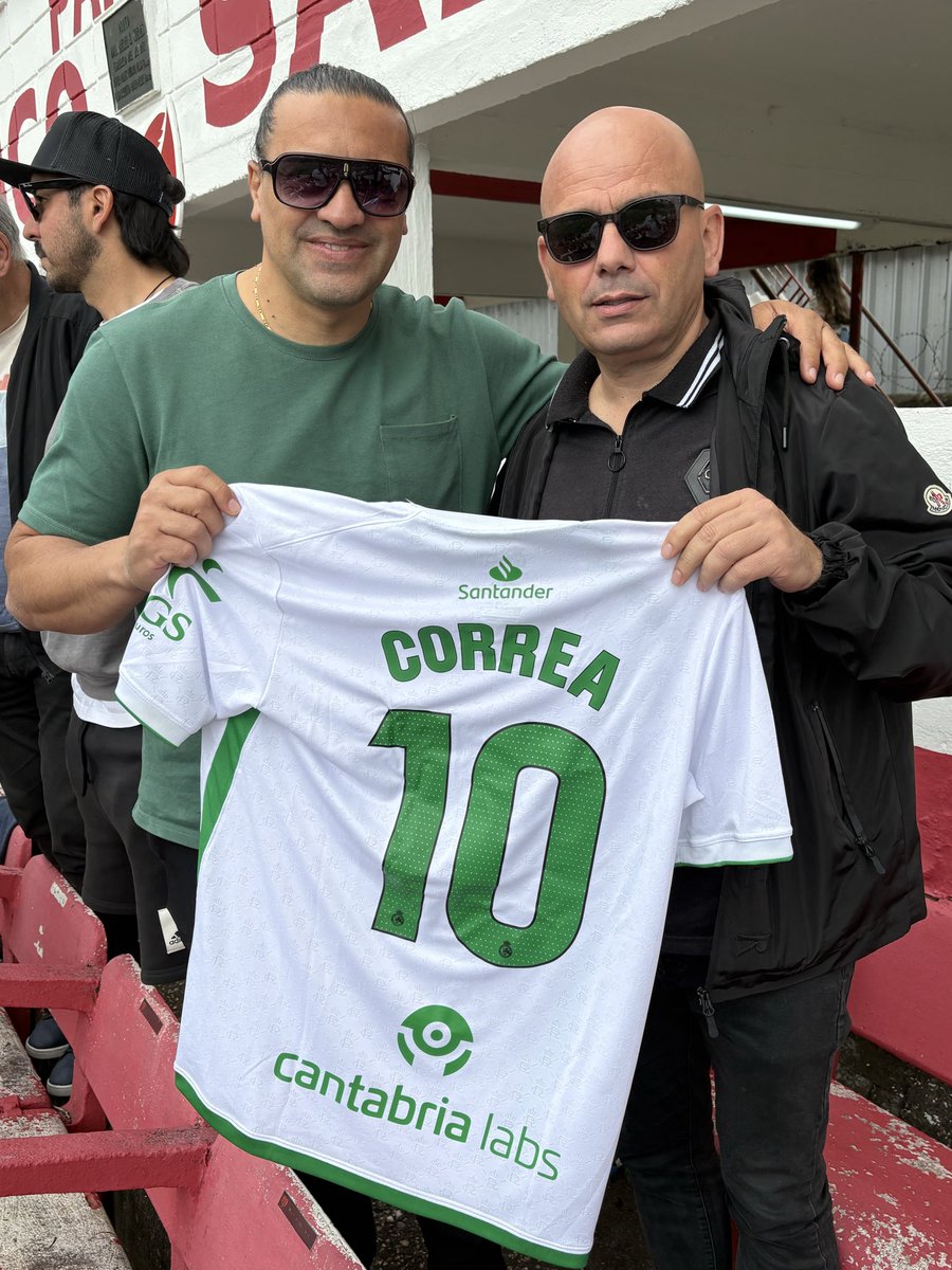 petetcorrea's tweet image. Muchas gracias Chema Aragón por el enorme gesto ,hermosa la camiseta del @realracingclub 🤍💚🤍💚👏