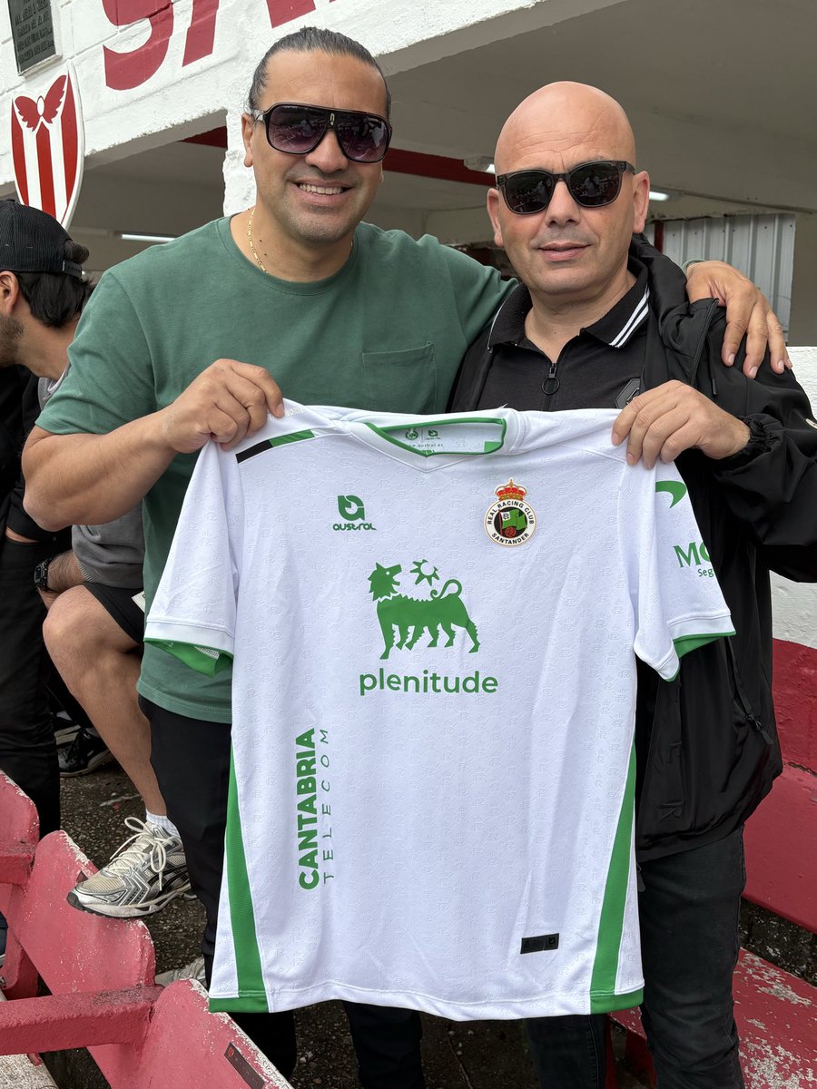 petetcorrea's tweet image. Muchas gracias Chema Aragón por el enorme gesto ,hermosa la camiseta del @realracingclub 🤍💚🤍💚👏