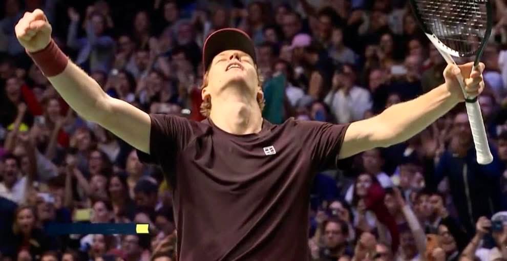 MarcoBeltrami79's tweet image. C’è un ITALIANO che trionfa per la prima volta a Parigi.

C’è un ITALIANO che torna il numero uno del mondo.

È Jannik #Sinner. È impressionante.

Anche un Auger-Aliassime in grande spolvero si è arreso alla forza e alla lucidità dell’azzurro, che quando la palla scotta è…