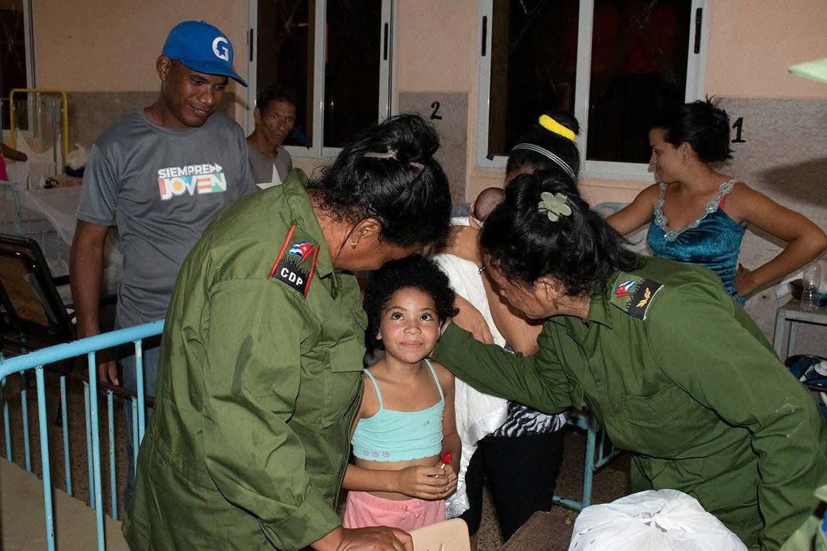 CubaMINREX's tweet image. 🇨🇺 | La Patria se defiende con hechos:

Fuerzas del @minint_cuba y @MinfarC continúan operativos de rescate en el oriente cubano tras inundaciones provocadas por #HuracánMelissa.

Nuestros combatientes trabajan incansablemente para proteger a las familias afectadas.

#FuerzaCuba