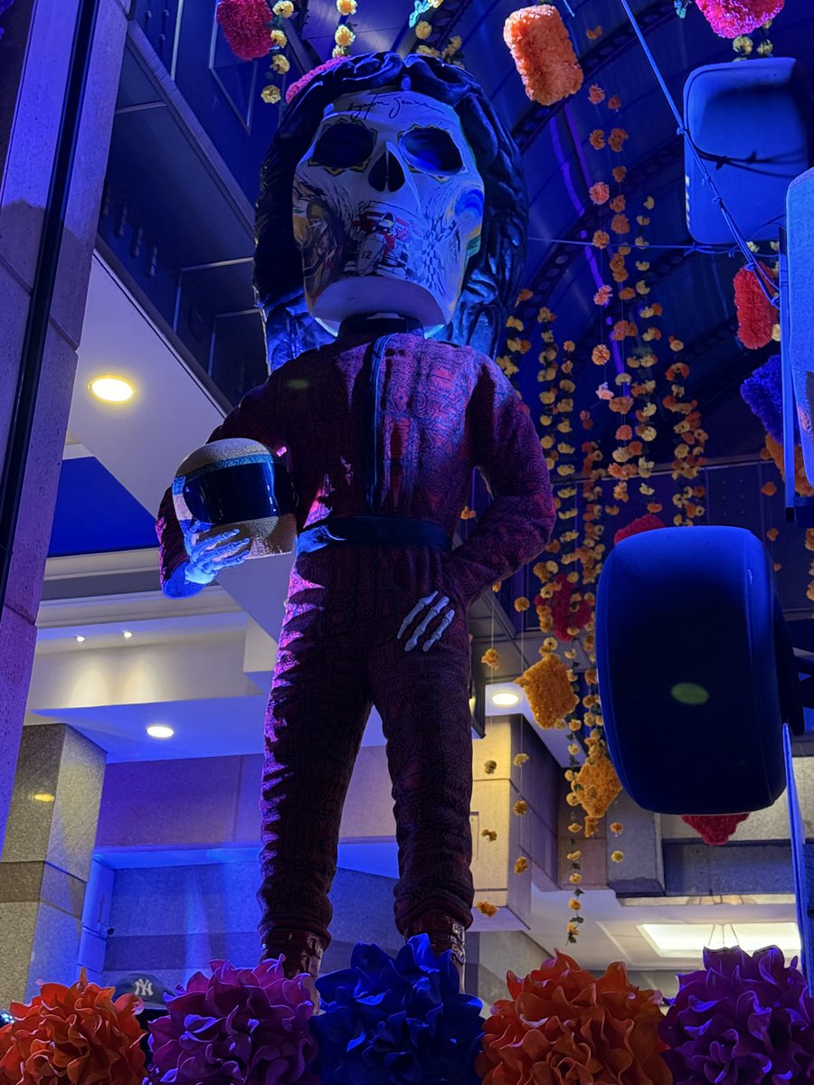 La ofrenda de Día de Muertos que dedica @marquisreforma a Ayrton Senna está increíble. ¡Tienen que ir a verlo! #DiaDeMuertos #CDMX #ayrtonsenna #sennaforever #f1 #McLaren