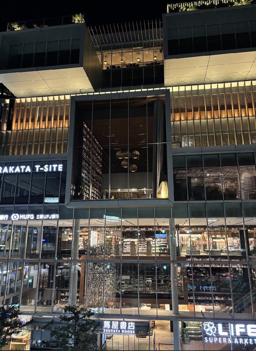 hannaof87's tweet image. 素敵な会場風景です。今回のブックカバーは半立体の原画とデジタルを組み合わせたものです。
闇の中を駆ける馬、狼と兎。生きる役割はそれぞれ、でも闇の中を一生懸命駆ける姿は等しくたくましい。
通販は↓(つづく)
#つくしのブックカバー展